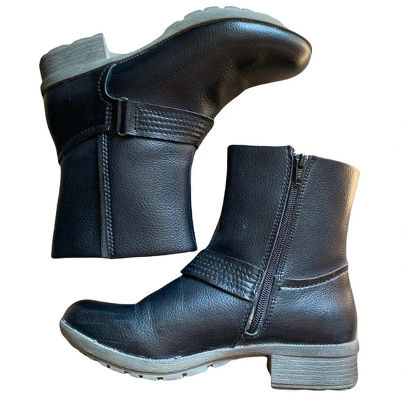 Clarks • Riddle Wonder Ankle Boots - Picture 2 of 9